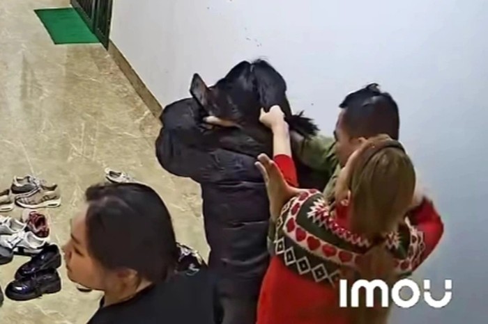 Camera hành lang chung cư ghi lại khoảnh khắc chị H. bị hành hung ở hành lang chung cư. Ảnh cắt từ clip