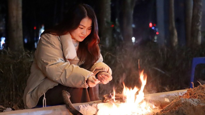 Người dân ở Hà Nội đốt lửa sưởi ấm. Ảnh minh hoạ/Nguồn: báo Lao Động