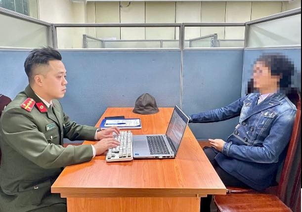 Phòng An ninh mạng và phòng, chống tội phạm sử dụng công nghệ cao làm việc với trường hợp vi phạm. Ảnh: Công an TP Hà Nội