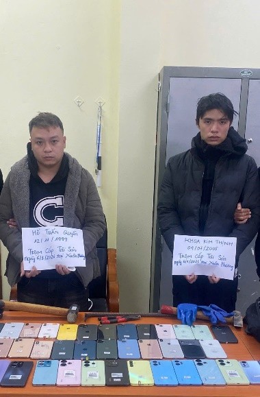 2 đối tượng tại thời điểm bị bắt. Ảnh: Công an TP Hà Nội