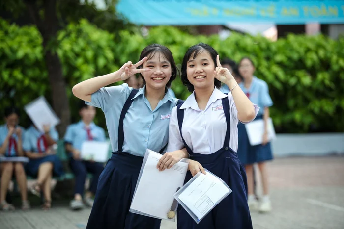 anh-2-nu-sinh-di-thi-1751881698.jpg