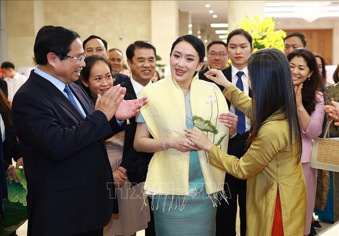 thu-tuong-pham-minh-chinh-va-thu-tuong-thai-lan-thuong-lam-cac-san-pham-thu-cong-viet-nam-1747367304.jpeg