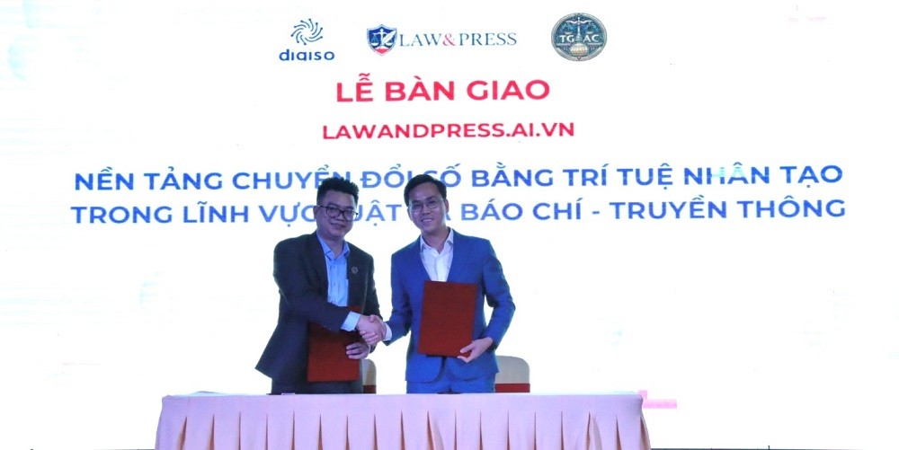 ths-ngo-huu-thong-ky-ban-giao-nen-tang-lnen-tang-tri-tue-nhan-tao-lawandpress-ai-vn-1747914526.jpg