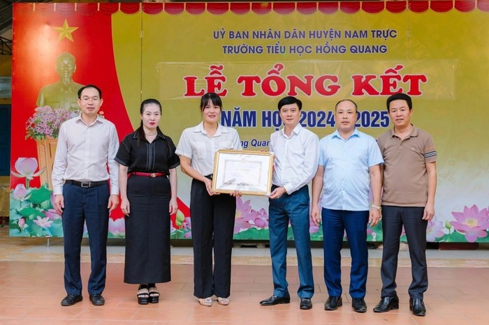 nu-giao-vien-dung-cam-lao-xuong-song-cuu-nguoi-duoc-khen-thuong-1748340186.jpg