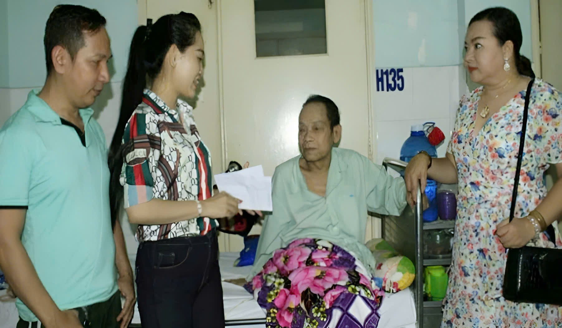 nghe-si-ca-si-thien-long-va-ca-si-luu-truc-ly-den-tham-nghe-si-cao-nien-1748407318.jpg