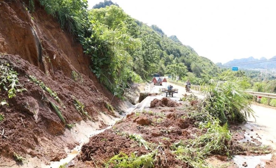 mua-lon-gay-sat-lo-dat-tren-quoc-lo-4d-lai-chau-1748515705.jpg