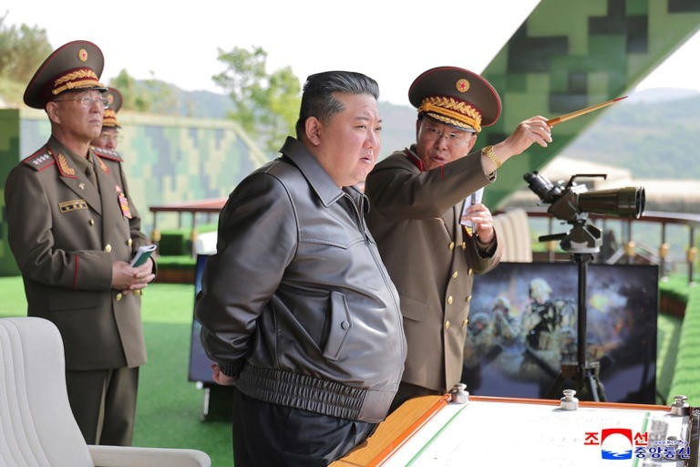 ong-kim-jong-un-thi-sat-hoat-dong-huan-luyen-cua-quan-doi-trieu-tien-1748589959.jpg