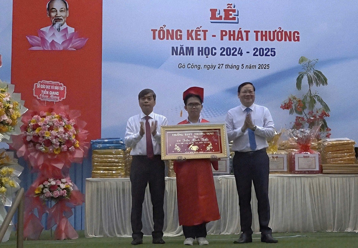 pho-chu-tich-hdnd-tinh-nguyen-huu-loi-du-le-tong-ket-nam-hoc-2024-2025-tai-truong-thpt-truong-dinh-1748827758.jpg