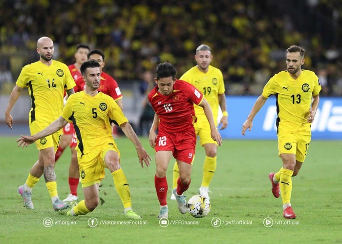 hlv-kim-sang-sik-bat-luc-truoc-malaysia-qua-manh-1749599579.jpg