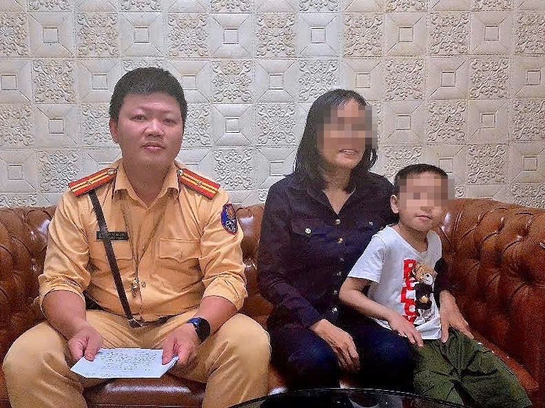 nho-viec-nho-ten-truong-dang-hoc-luc-luong-csgt-da-tim-duoc-gia-dinh-cho-be-trai-bi-lac-1750266844.jpg