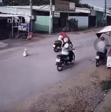 khoanh-khac-nguoi-phu-nu-bo-con-giua-duong-co-nhieu-xe-co-qua-lai-1750518844.gif