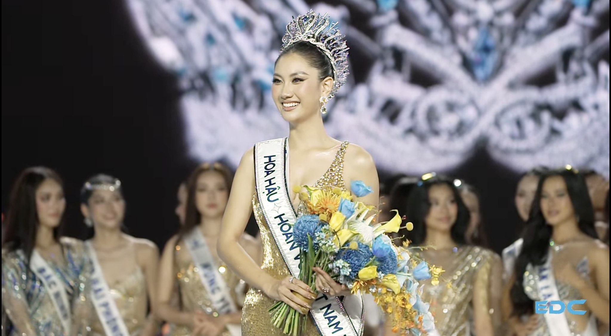 khoanh-khac-dang-quang-cua-tan-hoa-hau-nguyen-hoang-phuong-linh-1750666312.jpg