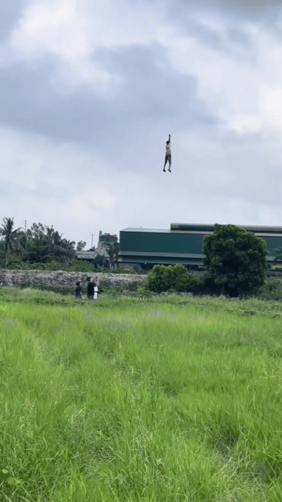 anh-cau-be-di-tha-dieu-bi-keo-len-lo-lung-giua-troi-1750699231.gif