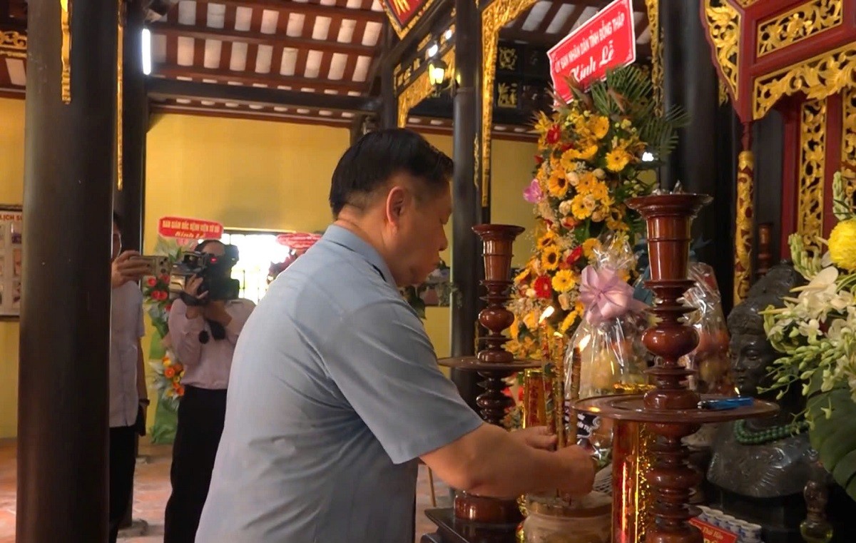 ong-nguyen-trong-nghia-dang-huong-tai-den-tho-liet-si-go-cong-1752397477.jpg