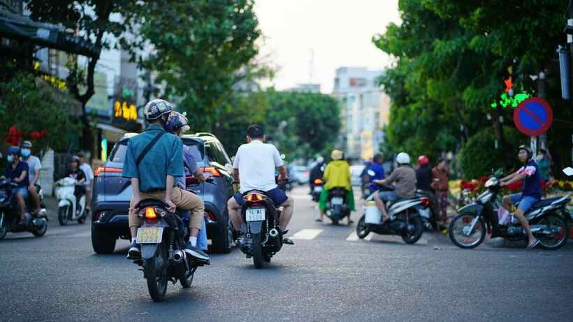 ha-noi-nghien-cuu-tang-le-phi-truoc-ba-phi-bien-so-o-to-xe-may-chay-xang-dau-1752486810.jpg