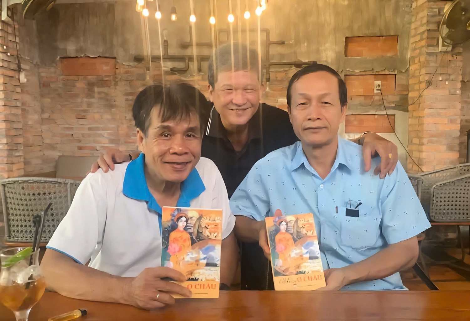nha-tho-le-minh-quoc-chuc-mung-tac-gia-nguyen-linh-giang-1754839879.jpg