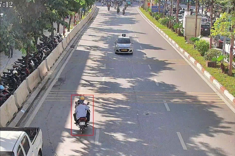camera-giao-thong-tich-hop-ai-o-ha-noi-1759463476.jpg