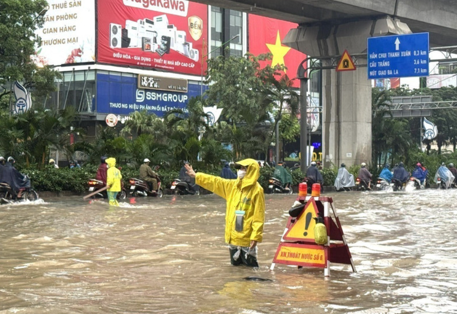 cong-nhan-lam-nhiem-vu-thoat-nuoc-ngap-o-ha-noi-1759830972.png