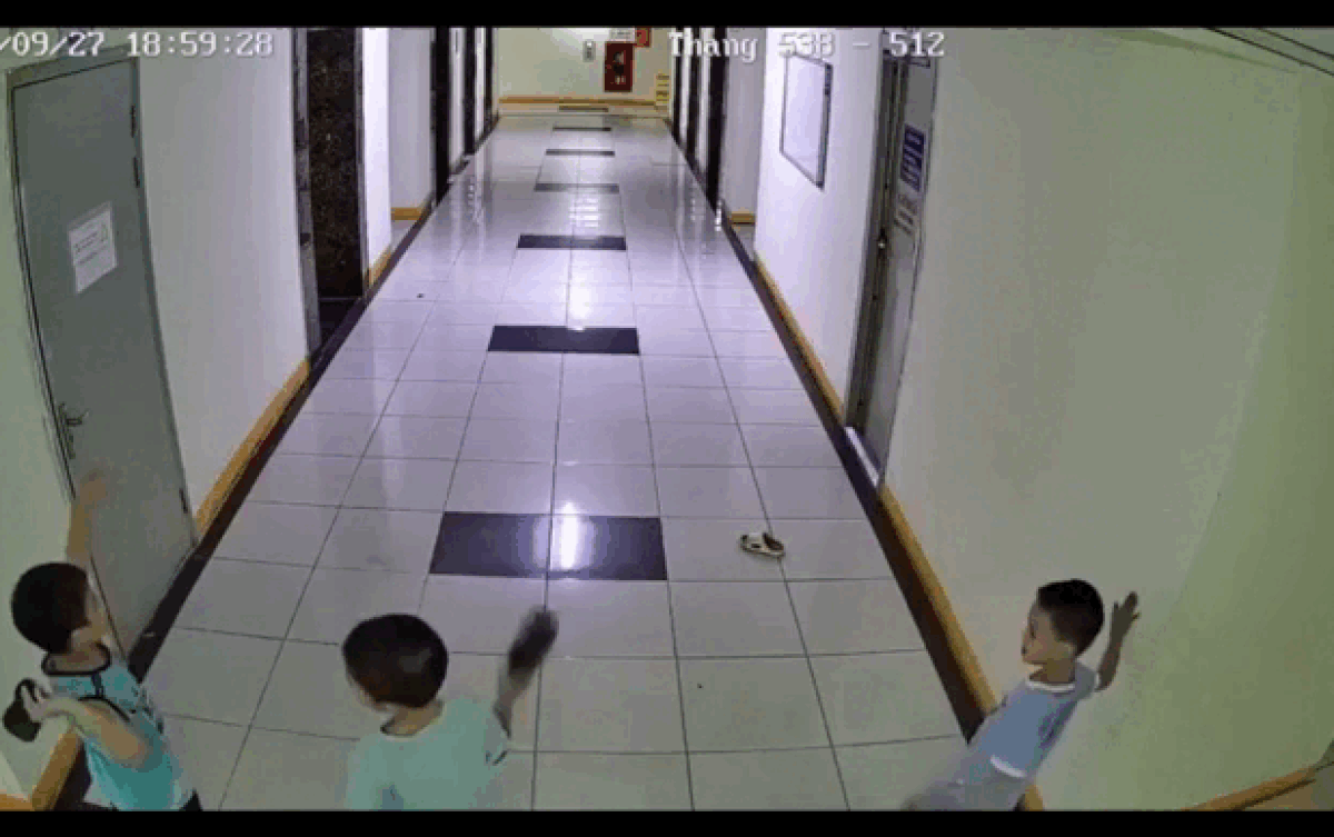 3-be-trai-nem-dep-lam-hong-thang-may-chung-cu-1760030733.gif