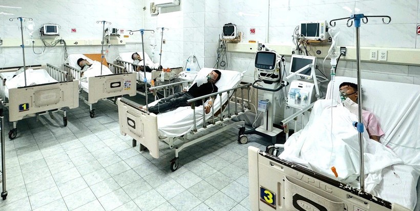 ngo-doc-khi-co-khi-du-tiec-trong-phong-kin-1760058028.jpg