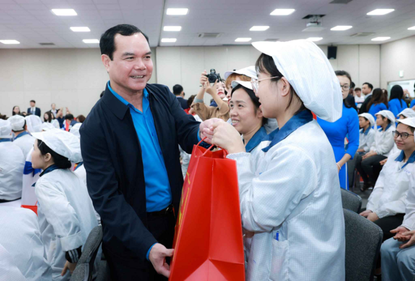 nguoi-lao-dong-nhan-qua-tet-1760916165.png