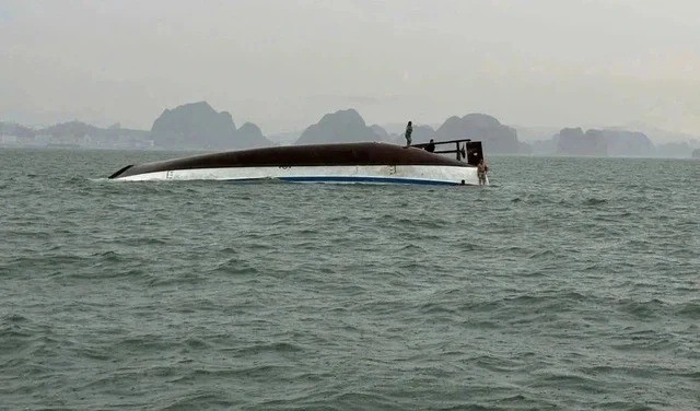 Lật tàu trên vịnh Hạ Long