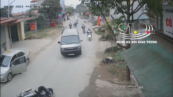 2-tai-xe-mo-cua-gay-tai-nan-va-cu-danh-lai-xuat-than-cua-lai-xe-1618026181.gif