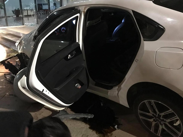 Ô tô lao vào khuôn viên tòa nhà Trung tâm Hành chính sau va chạm với xe máy - Ảnh 1.