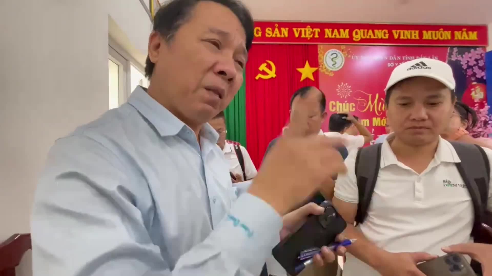 clip-255-benh-nhan-tan-soi-bang-may-hong-giam-doc-benh-vien-bat-khoc-1758258942.mp4