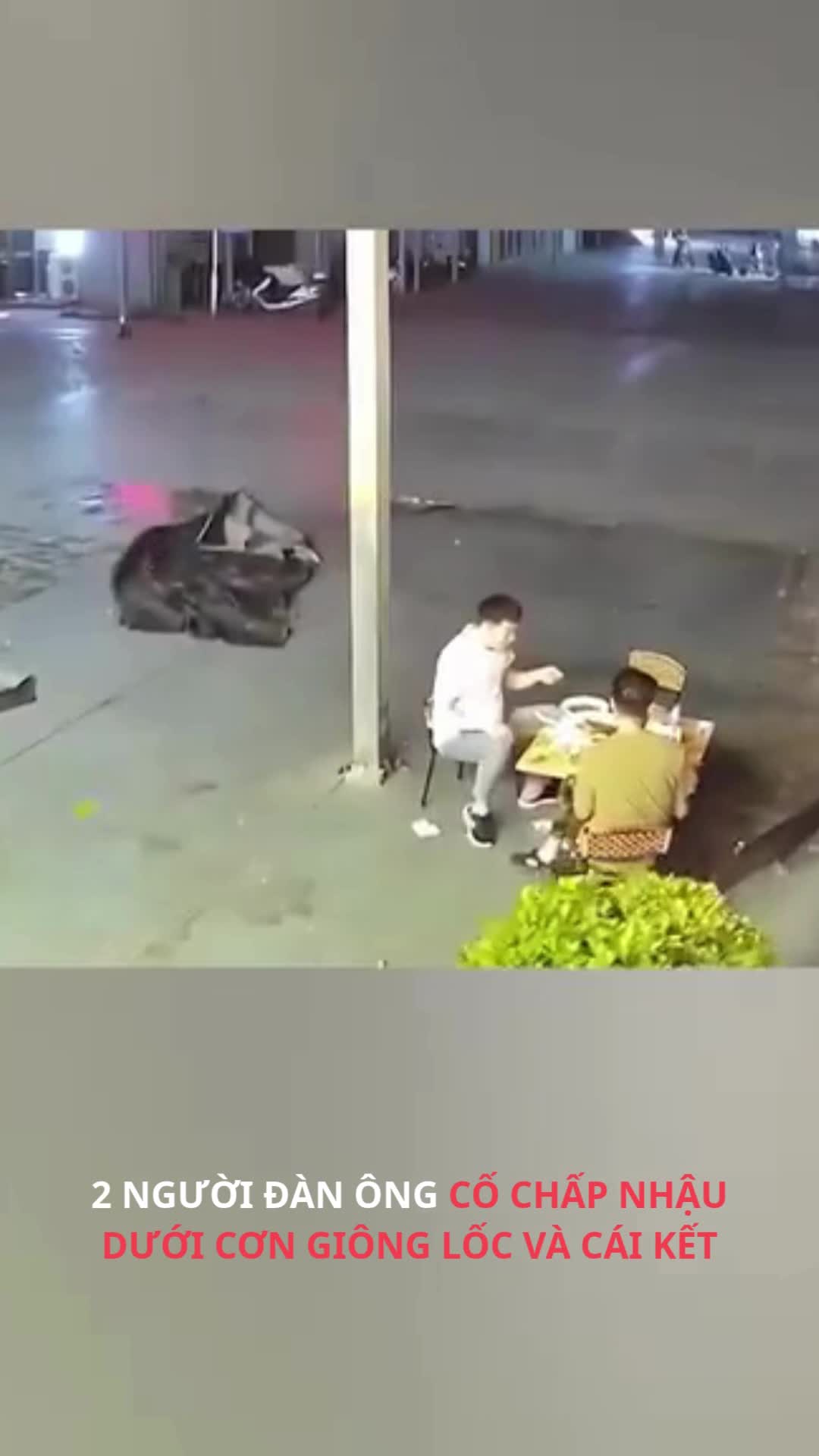 clip-ban-nhau-bi-loc-cuon-bay-1752667184.mp4