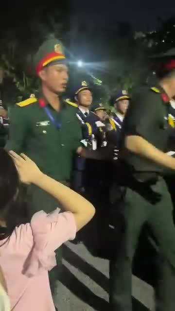 clip-be-gai-chao-chien-si-bo-doi-1756034214.mp4
