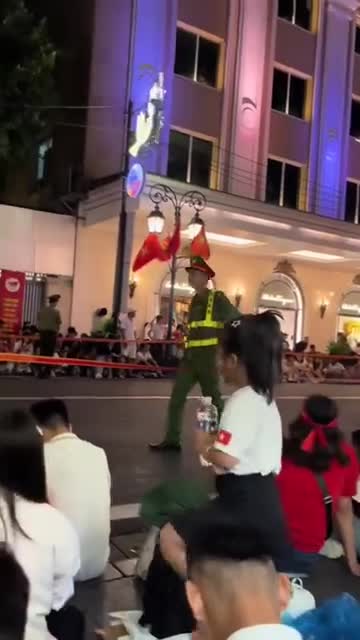clip-be-gai-tang-chai-nuoc-cho-cong-an-1756124248.mp4