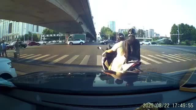 clip-co-gai-bo-xuong-xe-1756021429.mp4