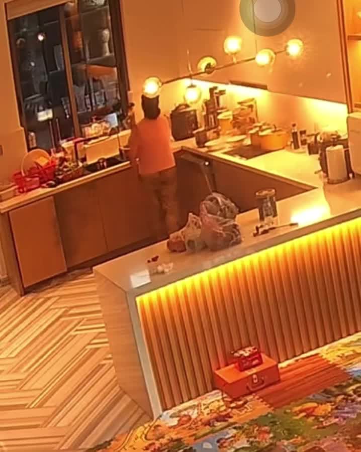 clip-ghi-lai-canh-nu-giup-viec-vat-nuoc-tu-gie-lau-vao-noi-nuoc-uong-cua-chu-nha-1748087734.mp4