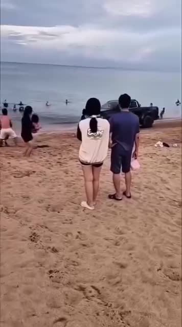 clip-khoanh-khac-xe-ban-tai-chay-ngong-nghenh-tren-bai-bien-1748926372.mp4