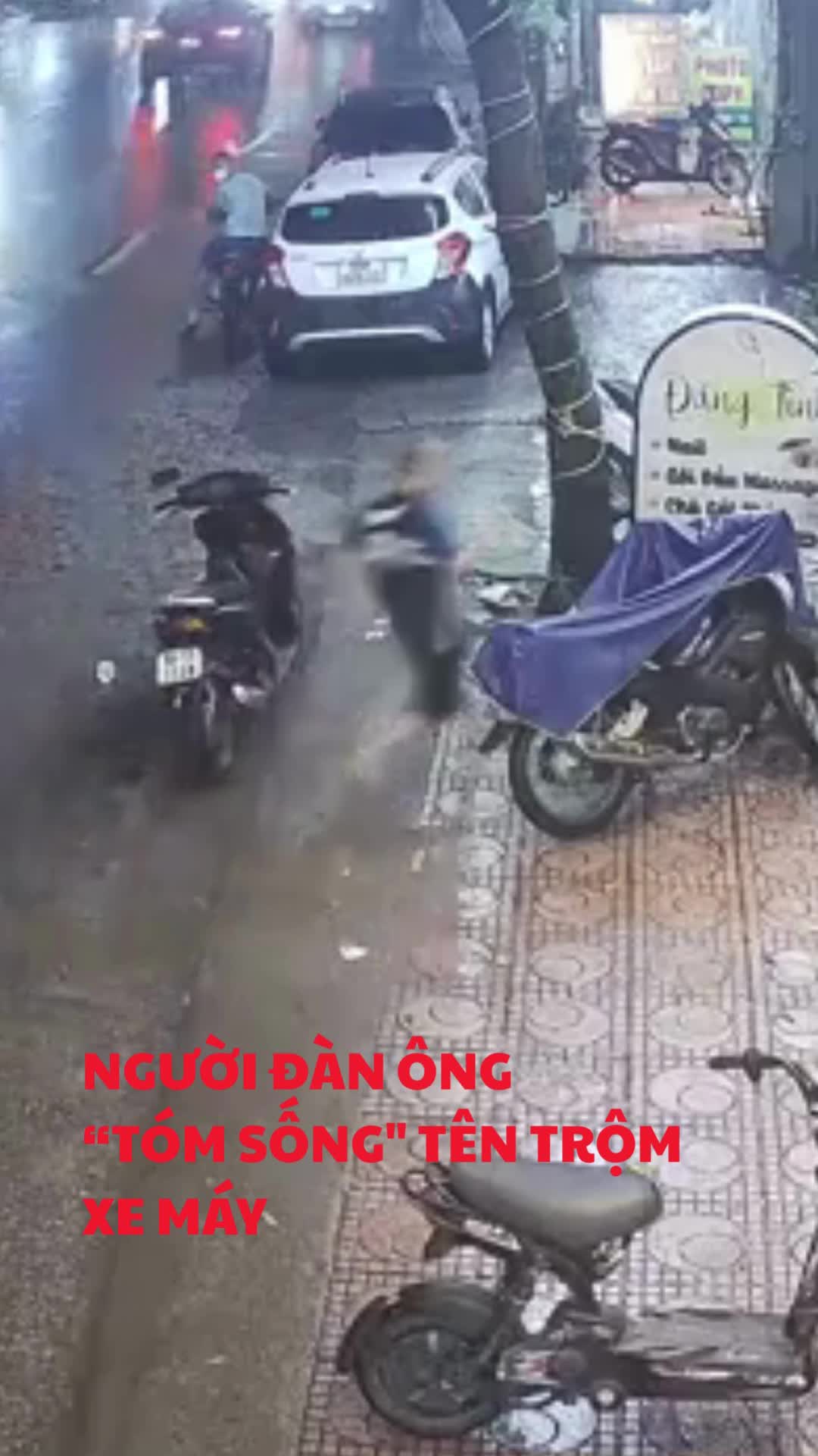 clip-nguoi-dan-ong-quat-nga-2-ten-trom-1753953583.mp4