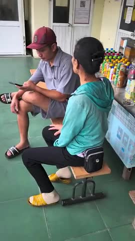 clip-nguoi-phu-nu-bat-khoc-sau-khi-bi-chat-chem-1757677445.mp4