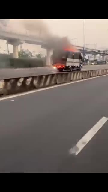 clip-xe-tai-boc-chay-1766411114.mp4