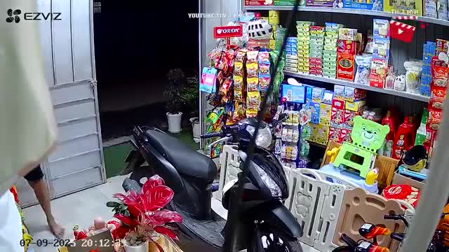 con-len-ra-ngoai-khi-bo-khoa-cua-1752338148.mp4