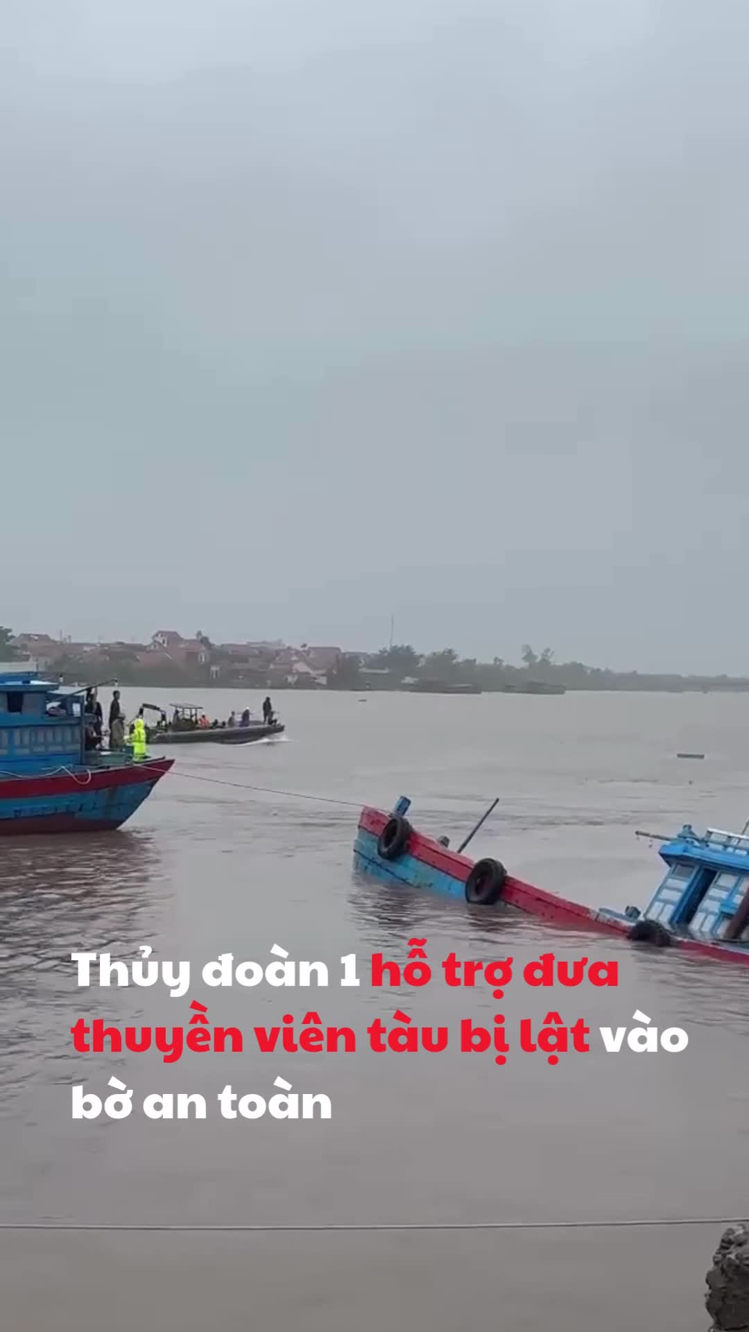 ho-tro-dua-thuyen-vien-tau-ca-vao-bo-1753186283.mp4