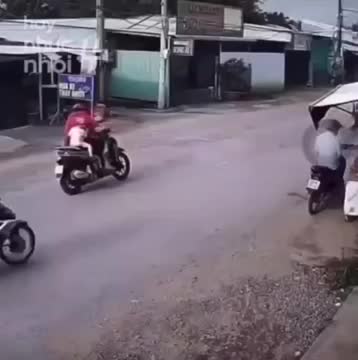 video-ghi-lai-khoanh-khac-nguoi-phu-nu-bo-con-giua-duong-co-nhieu-xe-co-qua-lai-1750519025.mp4