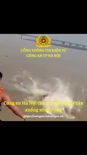 video-ghi-lai-khoanh-khac-nu-sinh-duoc-cong-an-tp-ha-noi-cuu-song-1752052922.mp4