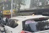 Ô tô dán chữ 'vợ em mới lấy bằng, thi 9 lần mới đỗ' tông loạt xe máy trên đường
