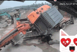 Clip: Xe cẩu bất ngờ lật ngang, diễn biến tiếp đó của tài xế khiến dân tình thót tim