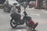 Clip: Đôi nam nữ làm chuyện khó coi giữa đường khiến dân tình nhức mắt