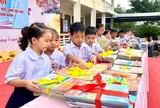 Cấp phát miễn phí sách giáo khoa cho học sinh vùng lũ
