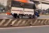 Xe tải bốc cháy ngùn ngụt trên đường, bất ngờ phản ứng của tài xế