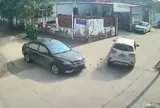 Clip: "Dở khóc dở cười" hai ôtô va chạm tại ngã tư, một xe lao thẳng vào nhà dân