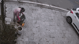 Người phụ nữ vô tình nhặt được đống vỏ lon phế liệu, hành động sau đó khiến ai nấy đều nể phục