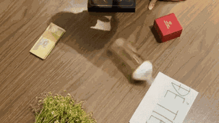 Háo hức chơi trò vòng quay may mắn trúng quà 8/3, cô vợ nhận món quà 'bất ngờ đến bật ngửa'